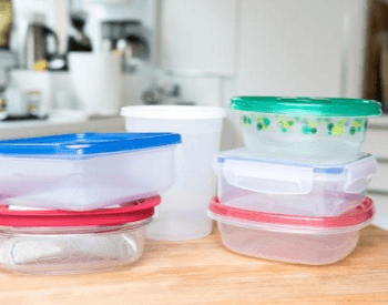 A picture of a few plastic containers used to store food