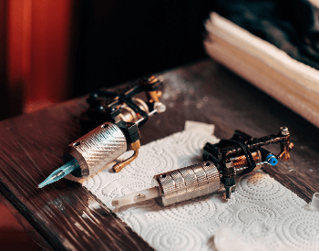 A picture of tattoo guns used to give tattoos