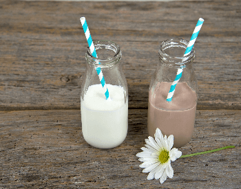A picture comparing white milk and chocolate milk