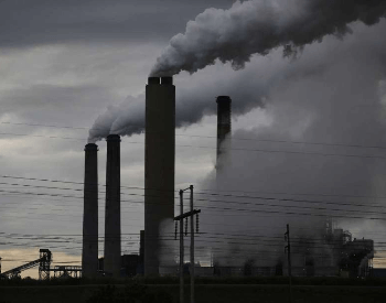 A power plant in Texas that burns coal to produce electricity