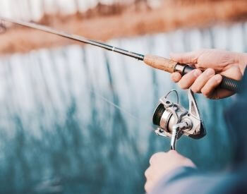 A picture of a fishing pole and spinning reel