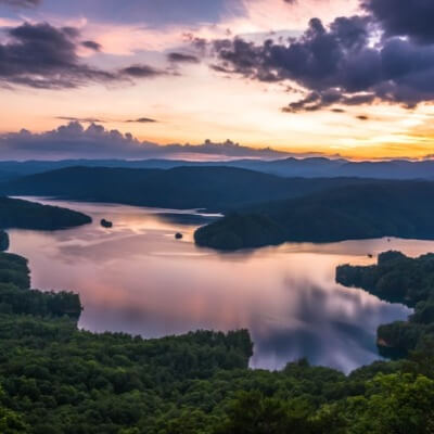 A picture of a large Lake