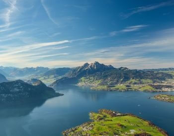 A picture of a large lake