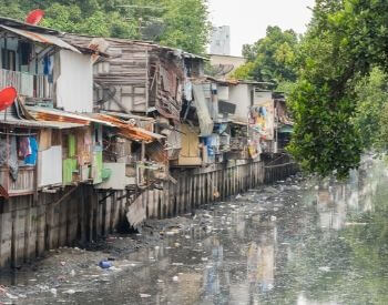 A picture of a river polluted by a urban slum