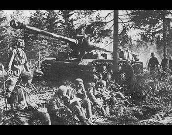 A photo of a Soviet IS-2 Tank at the Battle of Kursk