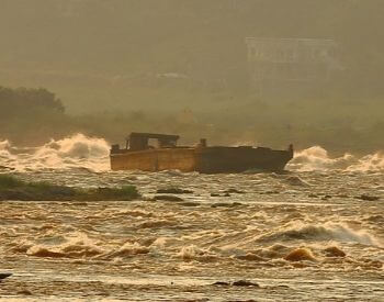 A picture of a boat while the Congo River is rough