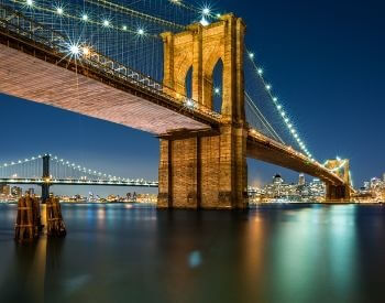 A picture of the Brooklyn Bridge lite up at night