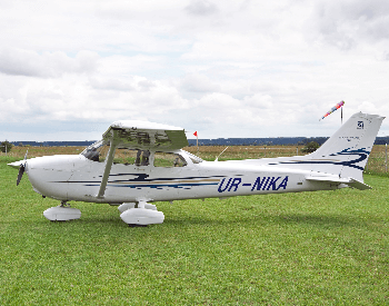 A picture of a Cessna 172 Skyhawk plane
