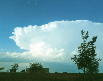 A picture of cumulonimbus clouds