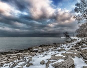 A picture of Lake Ontario during a winterstorm
