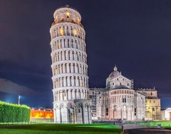 A picture of the Leaning Tower of Pisa at night