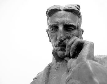 A picture of a bust statue of Nikola Tesla (Никола Тесла)