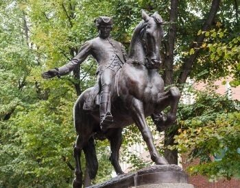 A picture of a Paul Revere statue in Boston