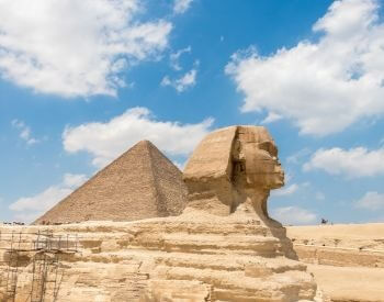 A picture of the right side of the Sphinx