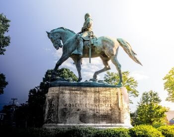 A picture of a statue of Robert E. Lee on a horse