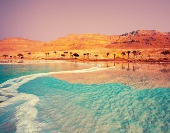 A picture of the beautiful shoreline of the Dead Sea