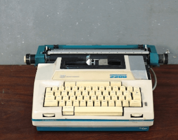 A picture of a Coronamatioc 2200 electric typewriter