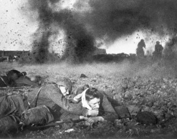 A picture of Soviet troops fighting in the Battle of Moscow