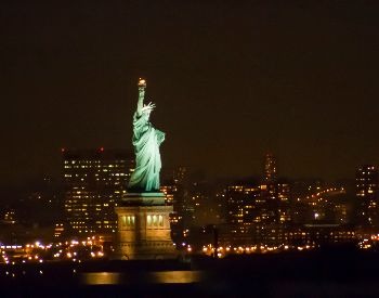 A picture of the Statue of Liberty at nightime