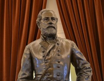 A picture of a statue of Robert E. Lee in the Virginia State Capital
