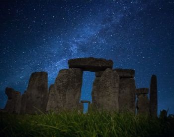 A picture of Stonehenge at night