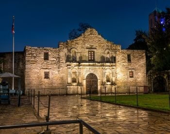 A picture of the Alamo at night