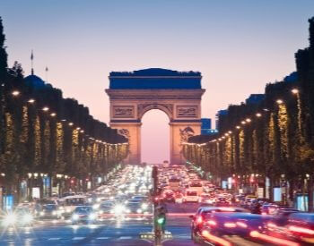 A picture of the Arc de Triomphe along the famous avenue