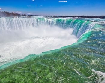 A picture of the edge of Niagara Falls waterfall