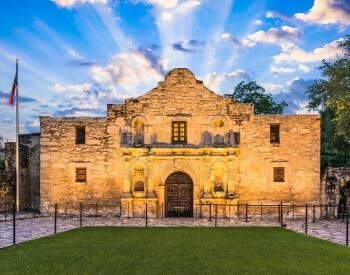 A picture of the front of the Alamo