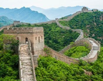 A picture of the Great Wall of China in the summer