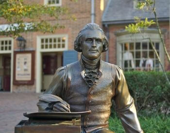 A picture of a statue that depicts Thomas Jefferson