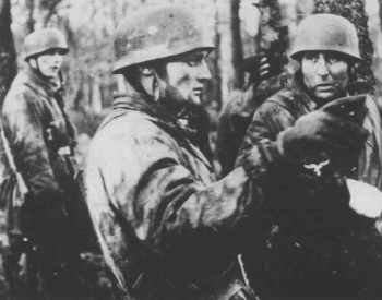 A picture of Von der Heydte at the Ardennes Offensive in 1944