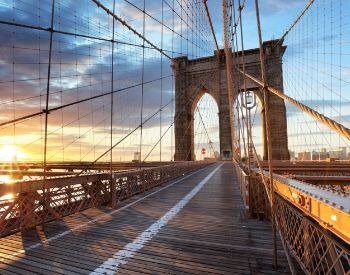 A picture of the walkway on the Brooklyn Bridge