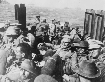 A picture of WW1 troops in a landing craft at the Battle of Gallipoli